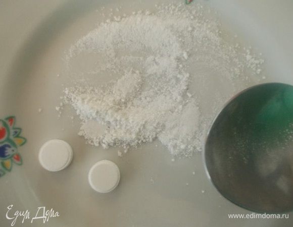 Затем измеряйте пол литровой баночкой,кол-во аджики. Из расчета 1 таблетка ацетилсалициловой кислоты на 0.5 л аджики,посчитайте,сколько вам нужно таблеток. У меня получилось 6 таблеток,на 3 л аджики. Растолките их ложкой в пудру.