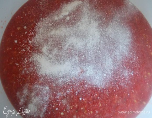 Добавьте к аджике и тщательно перемешайте. Разложите в стерилизованные баночки и закройте крышками,храните в прохладном месте.