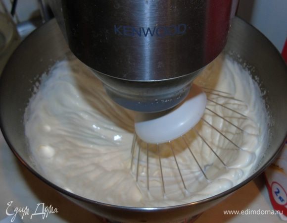 Добавить муку и разрыхлить .Хорошо все взбить.