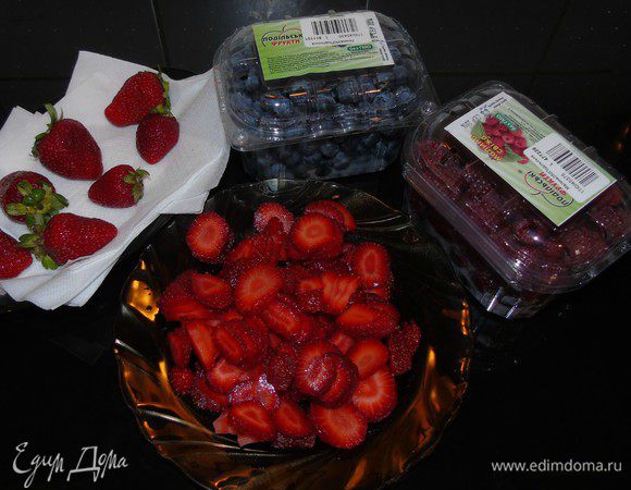 Готовим начинку и украшения.
Клубнику вымыть и нарезать.А ту клубнику что на украшения разрезать на пополам .
Вымыть ягоды для украшения.
