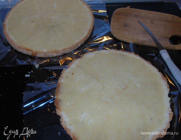 Бисквит достать .Разрезать на 3 части .Дать немного остыть . И хорошо-хорошо пропитать .
Если Вы видите я вот так пропитала.
