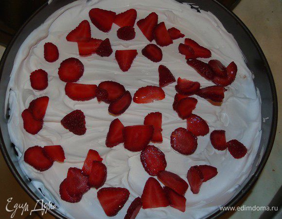 Начинаем собирать торт.
В форму где он выпекался мы застилаем пищевой пленкой пленкой .
На дно выкладываем бисквит,затем крем  и после клубнику .И так далее.