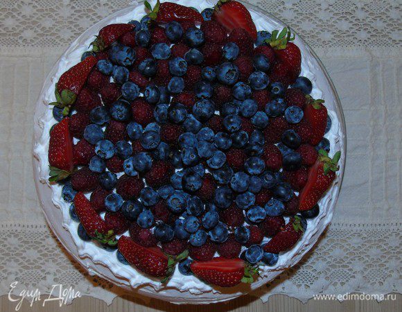 Когда торт настоится вытягиваем и покрываем оставшийся сливками сверху ,и наверх выкладываем ягоды как Вам нравится .
Торт готов.