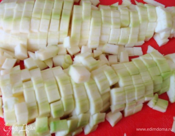 Один маленький кабачок (300-350г) очистить и порезать мелким кубиком.