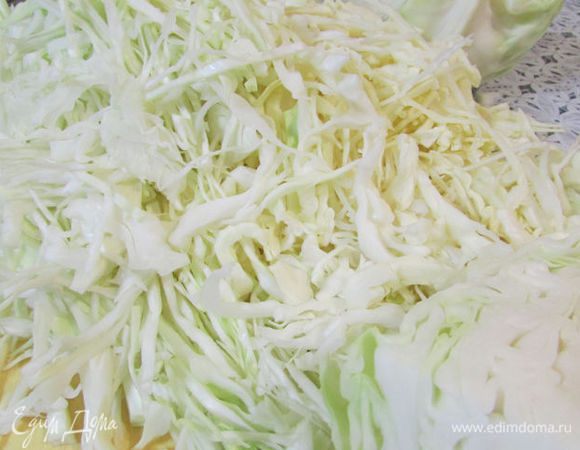 Нашинковать капусту. Посолить и помять хорошо руками. 