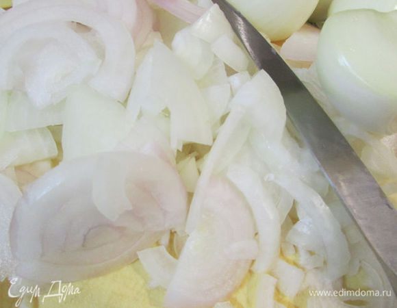 Нарезать лук.