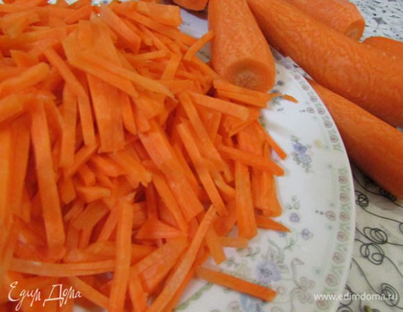 Морковь натереть на крупной терке. 