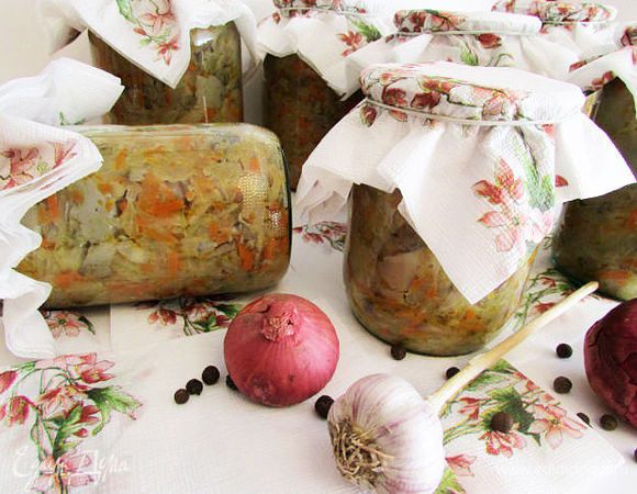 Подготовленные овощи и грибы выложить в большой казан. Добавить сахар (здесь по вкусу, можно чуть меньше, чуть больше), оставшееся растительное масло, лавровый лист, перец горошком. Тушить 30 минут, периодически помешивая. За 10 минут до окончания тушения добавить уксусную эссенцию, хорошо перемешать. Горячую солянку разложить в горячие стерилизованный банки, закрыть под ключ. Закутать в тепленькое и оставить до полного остывания.
Приятного аппетита! 