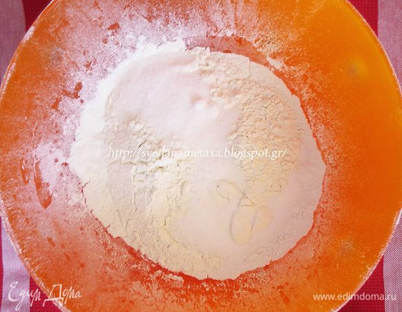 Муку просеять в большую миску с сахаром и  солью. Используем мелкую морскую соль. Если нет таковой, то обыкновенную. Уверена на результате рецепта это не отразится))