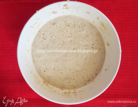 Половину молока слегка нагреть, высыпать 1 ст.л. сахара и 2 ст.л. муки, раскрошить дрожжи, перемешать, накрыть миску полотенцем  и оставить на  15 минут