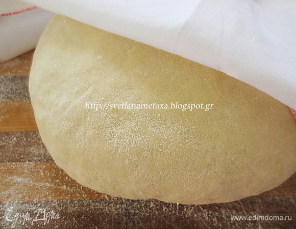 В подошедшие дрожжи понемногу добавить муку, яйца, оливковое масло, оставшееся молоко и вручную замесить гладкое, не тугое тесто.В случае необходимости добавить еще 50 мл молока. Тесто накрыть полотенцем и оставить на 30 минут