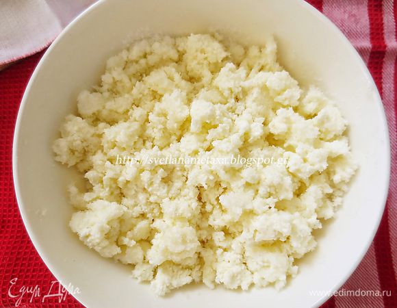 Для булочек с творожной начинкой, смешиваем творог с сахаром.