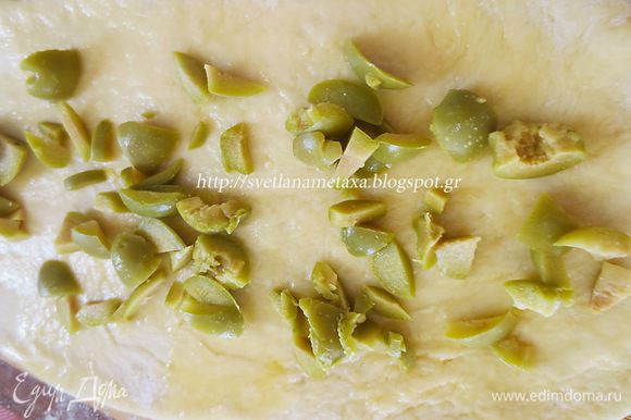 Для другого вида булочек, разрезаем оливки на небольшие кусочки. Лепешку смазываем маслом и выкладываем оливки.