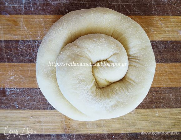 Сворачиваем рулетиком и закручиваем крайним концом вниз
Булочки без начинки формируем также.