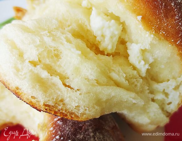 Вот в разломе, разрезе булочка с творогом.
