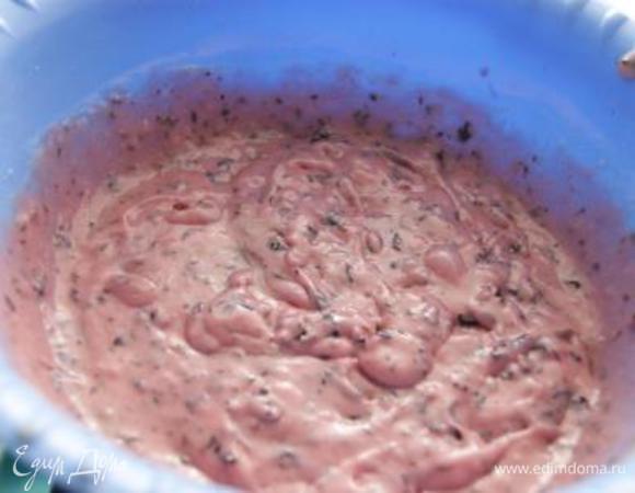 Масло взбить с сахарной пудрой, сгущенкой и смородиной.