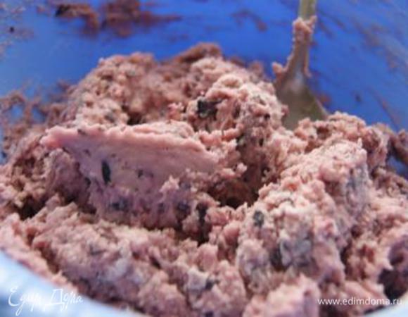 Добавить крахмал и муку, замесить тесто.