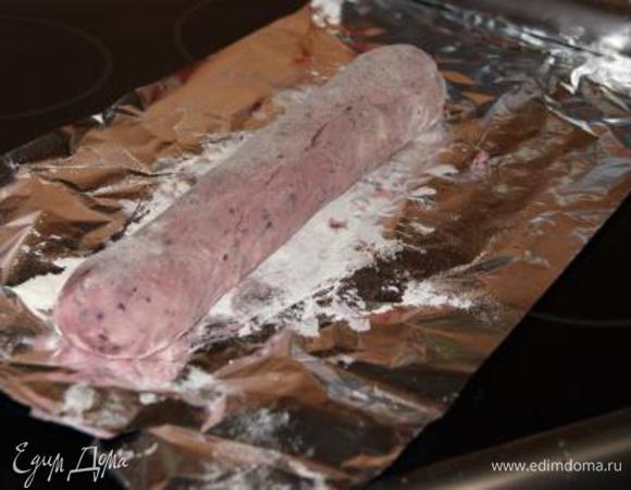 Сформировать колбаску, обернуть ее фольгой и отправить в морозилку на 30 минут.