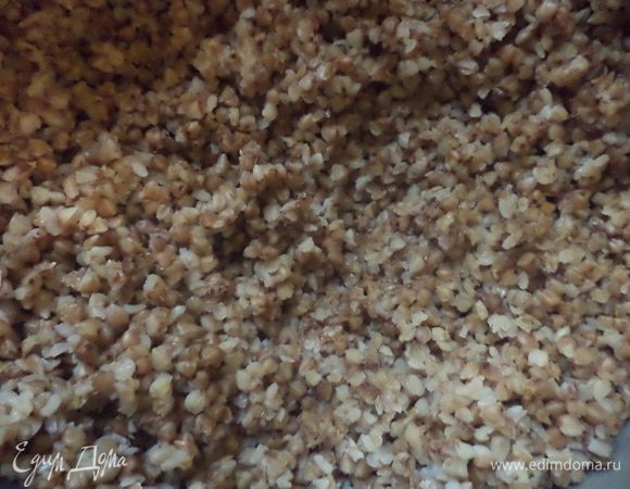 Гречку залить 4 стаканами кипятка, отварить до готовности.