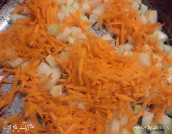 Морковь и лук очистить. Лук мелко нарезать, морковь натереть на крупной тёрке. Обжарить морковь и лук на растительном масле.