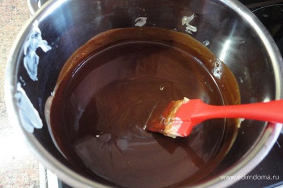 Расплавить в кастрюле сливочное масло и рубленый шоколад, перемешать до однородной массы и снять с плиты.