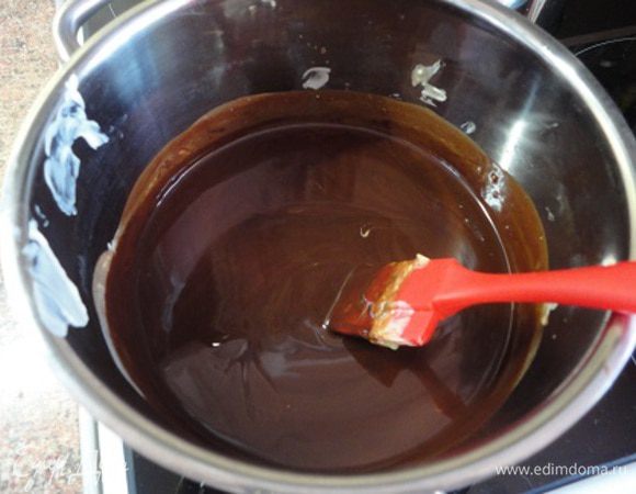 Расплавить в кастрюле сливочное масло и рубленый шоколад, перемешать до однородной массы и снять с плиты.