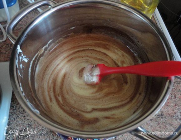 Добавить сахарный песок и ванильный сахар. Перемешать.Яйца слегка взбить миксером и постепенно ввести в шоколадно масляную смесь, помешивая лопаткой.