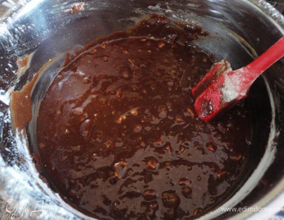 Орехи крупно нарезать, не молоть как указано в ингредиентах (там вообще нет опции "орехи кешью", выбрала то, что более менее подходило), соединить с мукой и все ввести в жидкую часть .