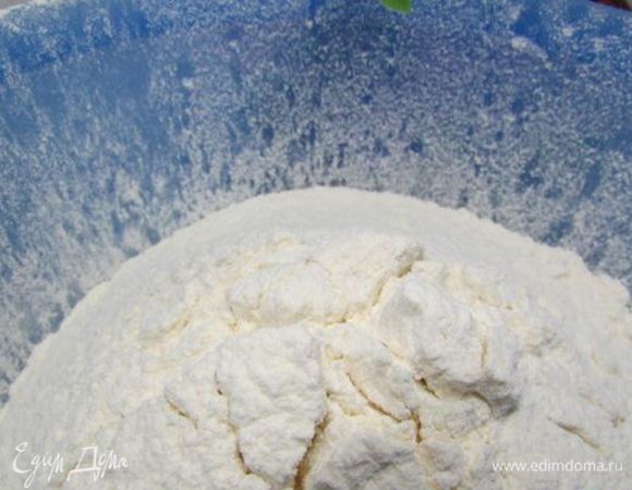 Муку просеять через сито. 