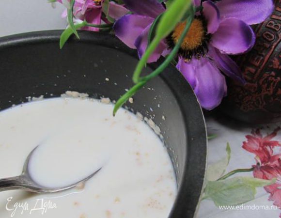 В теплом молоке развести дрожжи. 