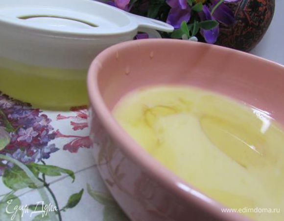 Отделить желтки от белков. 