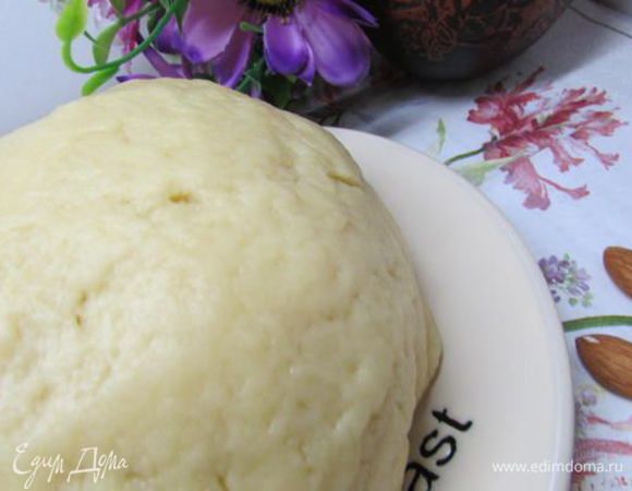 Тесто вымешивать долго, чтобы оно стало эластичным и блестящим. Накрыть салфеткой и отправить в теплое место для подъема. Достаточно 30 минут! 