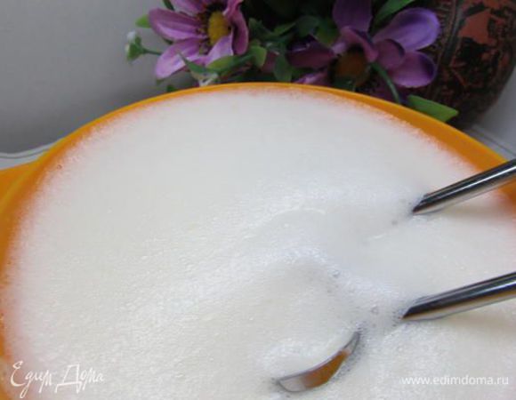 Белки взбить в устойчивую пену. 