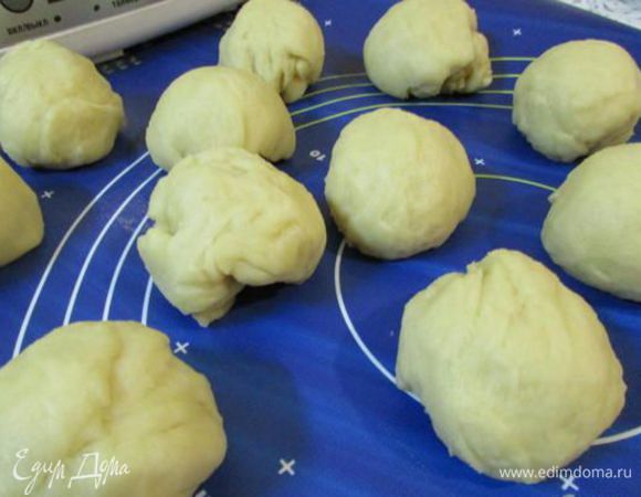 Через 30 минут тесто еще раз вымесить и разделить на 10-12 равных частей (у меня 12). Все накрыть влажным полотенцем.