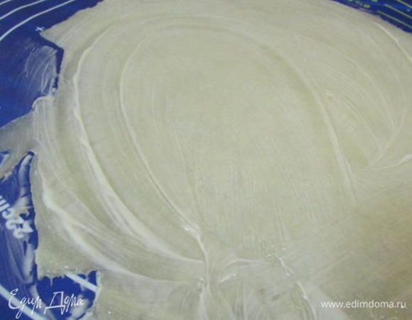 Каждый пласт смазать размягченным сливочным маслом. Пласты сложить друг на друга. Вот здесь я допустила ошибку!!! Надо сложить 2 стопочки по 6 пластов, а у меня 1 стопка в 12 пластов. От этого бадамбура у меня получилась намного больше по размеру, чем должна была быть.