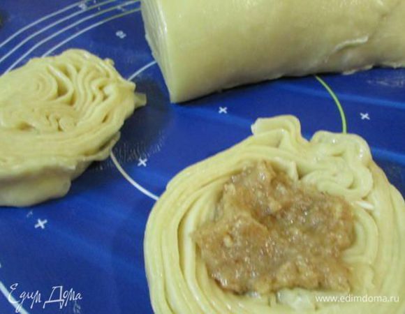 Свернуть пласты в рулет (на самом деле должно быть 2 рулета). Рулет нарезать на кусочки толщиной 2,5-3 см. Каждый кусочек примять пальцами – получится что-то вроде пиалочки. В углубление положить начинку.