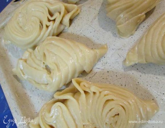 Выложить пирожки швом вниз на смазанный сливочным маслом противень. Выпекать в духовке при температуре 170-180 градусов 25 минут. Бадамбура должна быть оставаться светлой или слегка подрумяненной.