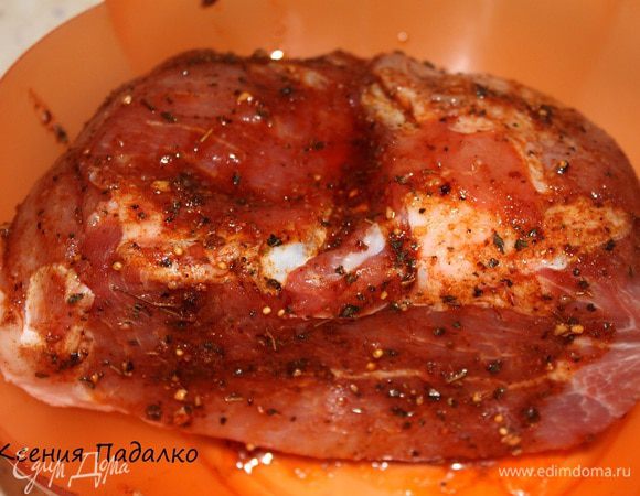 Кусок мяса обмазать полученной кашицей приправ и оставить на час при комнатной температуре. Или накрыть миску с мясом пищевой пленкой и поставить в холодильник на ночь.