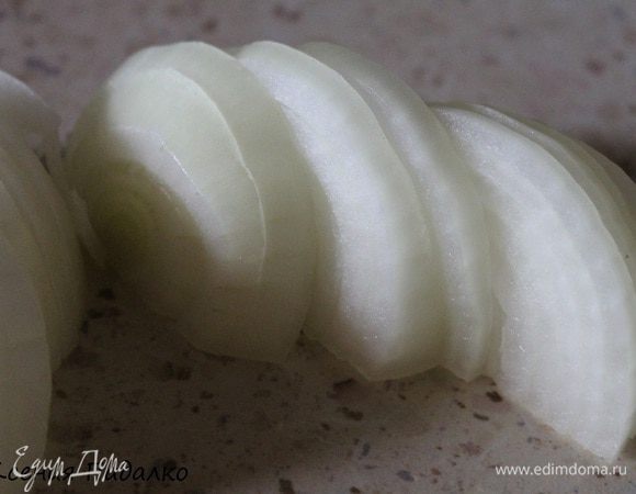 Лук нарезать крупными полукольцами.