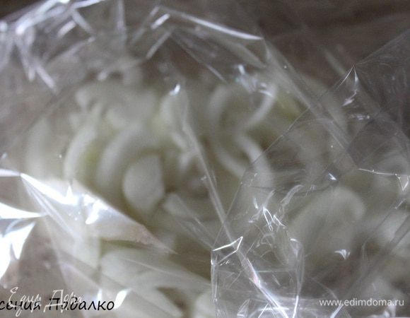 На дно рукава кладем лук..