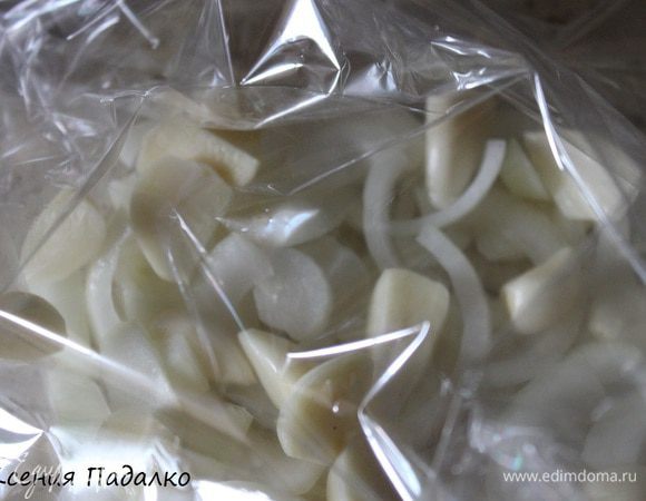 .. сверху лука чеснок..