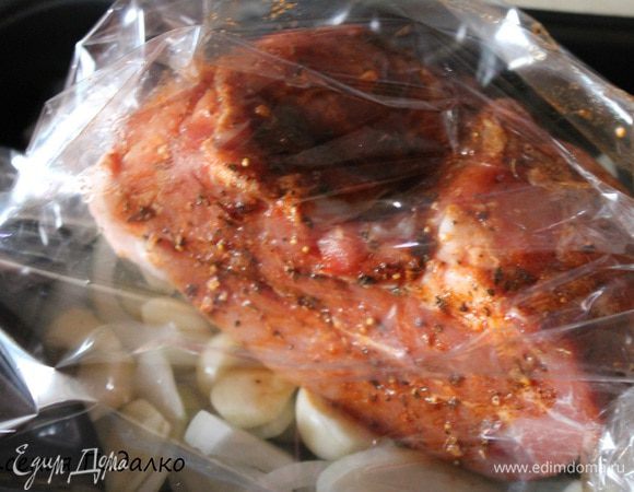 .. затем кусок мяса. Кончиком ножа делаем три прокола сверху. Отправляем в заранее разогретую до 200 градусов духовку на 20 минут. Затем уменьшаем огонь до 170 градусов и запекаем мясо 1,5 часа.