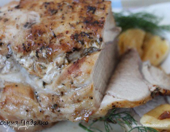 Через 1,5 часа достать мясо из духовки, разрезать сверху рукав, завернув края по бокам. Увеличить температуру до 200 градусов и запекать еще 15 минут, до золотистой корочки. Приятного аппетита!