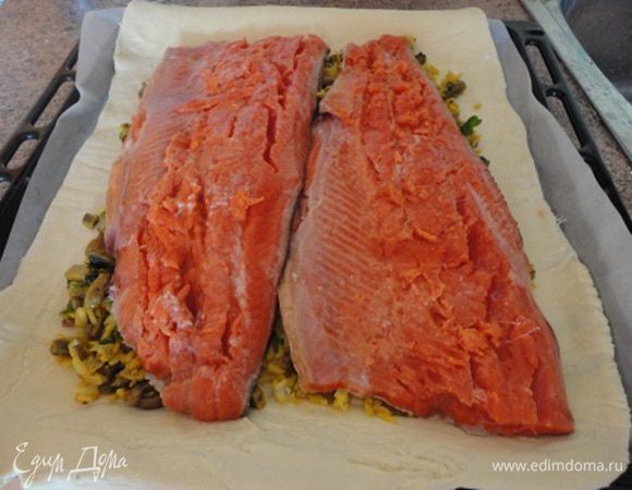 Сверху выложить рыбу. Я сделала это так.