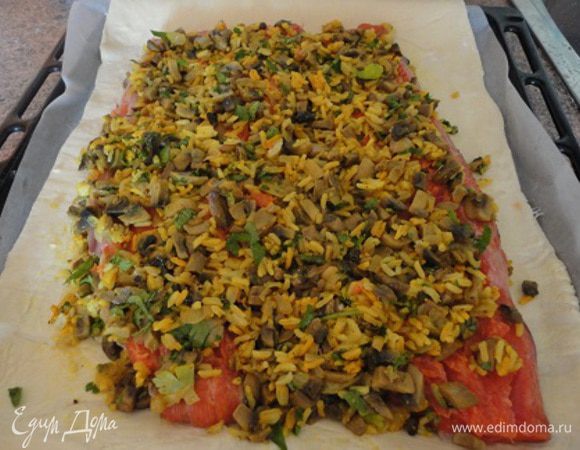 Рыбу укрыть оставшейся начинкой. Накрыть вторым пластом теста и защипать края. Я использовала три плата и у меня остались обрезки, которыми я украсила пирог в виде рыбки. Желток соединить с молоком и смазать пирог.
