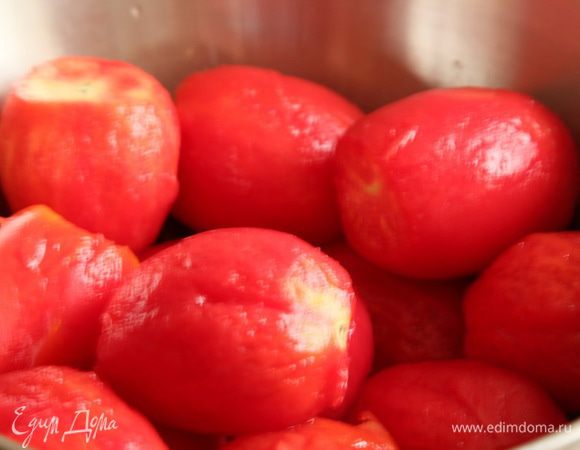 Томаты очищаем от кожуры.
