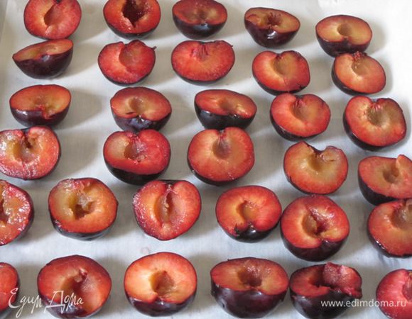 Сливы вымыть, обсушить, разрезать пополам, удалить косточки. Разложить на противне, выстланном бумагой для выпечки. Поставить в духовку на 25-30 минут при 180 С до размягчения слив.