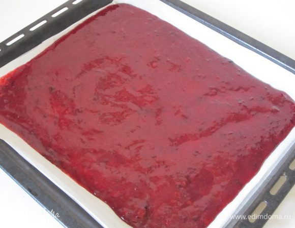 Выложить на противень, застеленный бумагой для выпечки. Сушить в духовке при 70 С 5-6 часов. Надо посматривать в духовку и проверять, как сушится пастила. Духовку выключить. Оставить в духовке до остывания. Я оставляла на ночь.