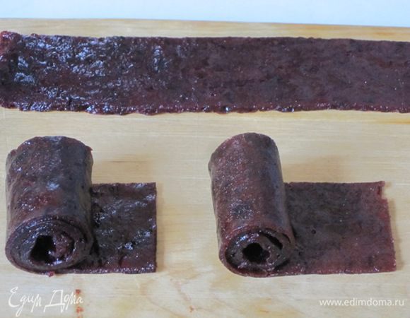 Нарезать на полоски. У меня получилось 7 полосок по 4 см шириной. Скрутить в рулетики.