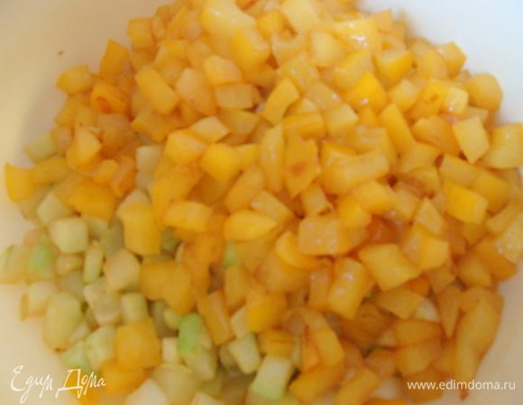 Желтый перец (можно красный или оранжевый) так же порезать и обжарить, присолив в конце. Перемешать с кабачком.